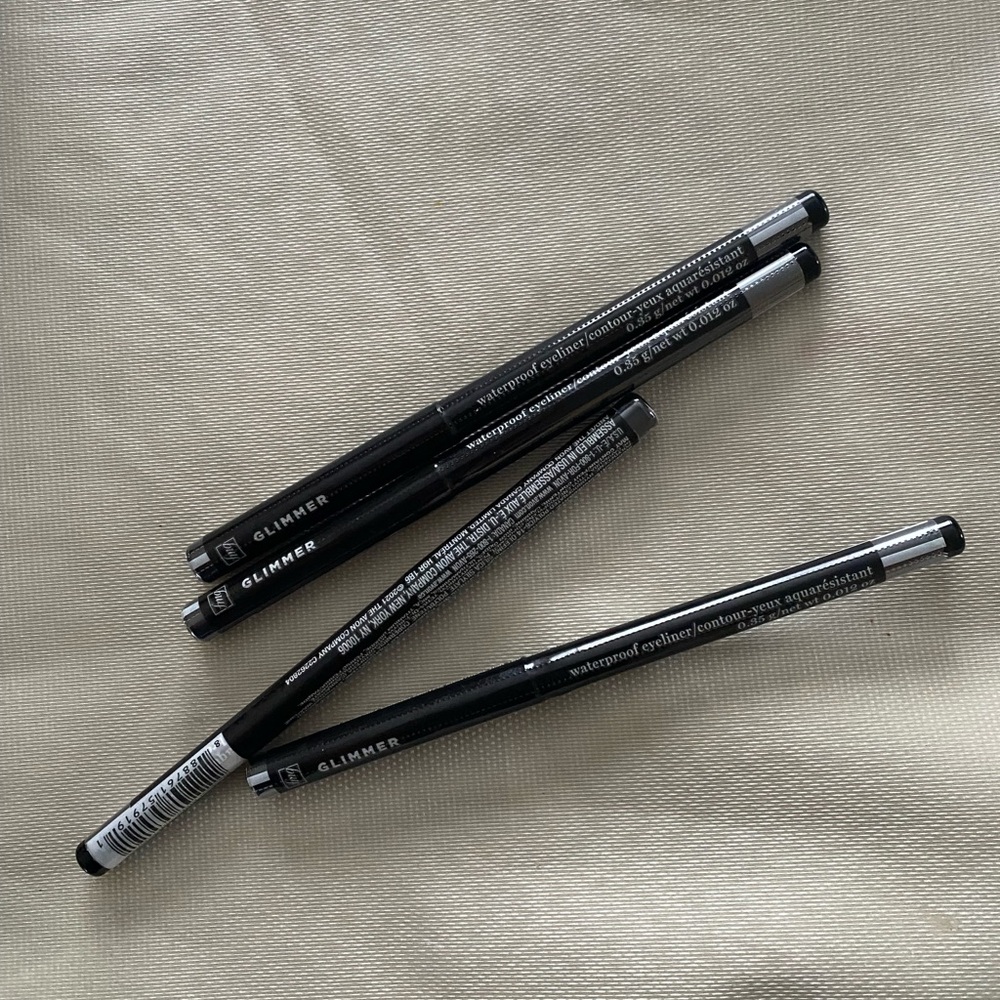 AVON True Color Eye Liner Waterproof- Blackest night- Nuit sombre-
Set of 4